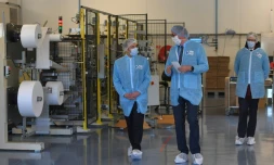 Le président Macron (g) visite la PME Kolmi-Hopen qui fabrique des masques, le 31 mars 2020 à Saint-Barthélémy-d'Anjou, près d'Angers