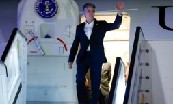 Le secrétaire d'Etat américain Antony Blink fait un geste de la main à son arrivée à Tel Aviv le 8 janvier 2024