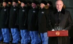 Photo de pool fournie par l'agence russe Spoutnik montrant le président russe Vladimir Poutine lors d'une céémonie avec des marins le 27 mars 2025 à Mourmansk