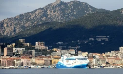 Vue d'Ajaccio, capitale de la Corse, et du ferry "Piana" le 9 février 2023