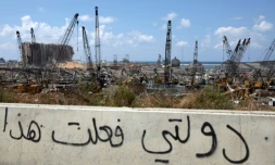 Photo d'archives des destructions au port de Beyrouth cinq jours aprÚs l'explosion du 4 août, avec l'inscription en arabe "mon gouvernement a fait ça"