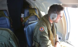 Un soldat dans un avion de l'armée française décolle de Hyères (Var) pour participer aux recherches de l'épave de l'A320 d'EgyptAir qui s'est abîmé en Méditerranée, le 20 mai 2016