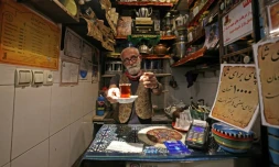 Kazem Mahboutian servant du thé dans la plus petite et la plus vieille maison de thé de Téhéran, le 20 septembre 2021 
