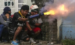 Un manifestant actionne un mortier artisanal au cours d'affrontements avec la police anti-émeutes à Masaya, à 35 km de Managua, le 9 juin 2018