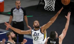 Le pivot du Utah Jazz Rudy Gobert contre le shoot de Grayson Allen des Memphis Grizzlies en play-offs NBA Ă Salt Lake City, le 23 mai 2021