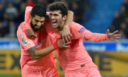 Les deux buteurs du FC Barcelone sur le terrain du Deportivo Alaves, Luis Suarez (g, sur penalty) et Carles Alena, le 23 avril 2019 Ă Vitoria (Pays Basque)