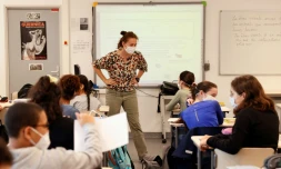 Des élèves portent des masques en classe, le 22 juin 2020 à Boulogne-Billancourt, près de Paris