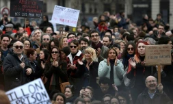 Plusieurs centaines de manifestants à Paris "contre la corruption des élus", Place de la République, le 19 février 2017