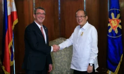 Le président philippin Benigno Aquino (d) salue le secrétaire d'Etat à la Défense américain Ashton Carter, le 14 avril 2016 à Manille