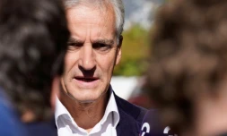 Le leader travailliste norvégien Jonas Gahr Støre répond à des journalistes le 14 septembre 2021 à Oslo