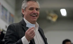 Le candidat péroniste de centre-gauche Alberto Fernandez arrive dans son bureau de vote de Buenos Aires, le 11 août 2019