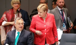 Le Premier ministre hongrois Viktor Orban parle avec la chancelière allemande Angela Merkel au dernier jour du sommet européen à Bruxelles, le 29 juin 2018