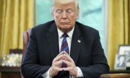 Le président américain Donald Trump écoute le président Enrique Pena Nieto lors d'une conversation téléphonique sur le commerce dans le bureau ovale de la Maison Blanche à Washington, le 27 août 2018