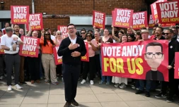 Le candidat du Parti travailliste, Andy Burnham, s'adresse à ses partisans devant le bureau de campagne du parti à Ashton, dans le Makerfield (nord-ouest de l'Angleterre), le 18 juin 2026