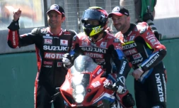 La joie des pilotes de l'écurie Suzuki Yoshimura-SERT, les Français Sylvain Guintoli, Gregg Black (c) et le Belge Xavier Siméon, vainqueurs des 24 Heures du Mans moto, le 13 juin 2021 sur le circuit Bugatti