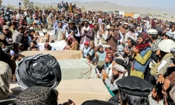 Des Afghans assistent aux funérailles de proches tués dans une frappe de l'armée pakistanaise, le 18 octobre 2025 dans la province de Paktika, dans l'est du pays