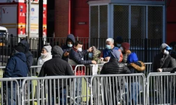 Des New-Yorkais attendent pour se soumettre au test de dépistage du coronavirus à l'hôpital d'Elmhurst, le 26 mars 2020