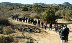 Des agents des patrouilles frontaliĂšres encadreent des migrants entrĂ©s illĂ©galement aux Ătats-Unis Ă Jacumba en Californie, le 6 dĂ©cembre 2023
