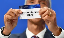 L'ancien joueur portugais Paulo Sousa procĂšde au tirage au sort des quarts de finale de la Ligue des champions le 10 juillet 2020 au siĂšge de l'UEFA Ă Nyon