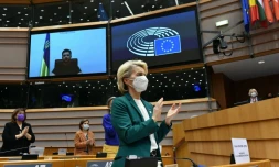 La présidente de la Commission européenne Ursula von der Leyen applaudit le président ukrainien Zelensky qui s'exprime en visioconférence lors d'une session du Parlement européen, le 1er mars 2022