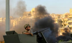 Un soldat libanais est assis dans un véhicule blindé tandis que l'armée se déploie au milieu d'affrontements dans la région de Khalde, au sud de Beyrouth, le 1er août 2021