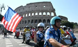 Des passionnés de Vespa du monde entier participent à la parade des Vespa World Days, marquant le 80e anniversaire de la célèbre marque italienne de scooters, le 27 juin 2026 à Rome