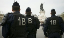 Des policiers place de la République à Paris, où se tient le rassemblement du mouvement Nuit debout, le 22 avril 2016 