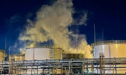 Photo diffusée le 4 mai 2023 sur le compte Telegram du gouverneur de la région de Krasnodar d'un feu dans une installation pétrolière à Ilsky