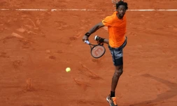 Gaël Monfils assure le spectacle face au Brésilien Thiago Monteiro, au 2e tour de Roland-Garros, le 1er juin 2017