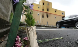 Un bouquet de fleurs déposé prÚs du studio d'animation Kyoto Animation, le 19 juillet à Kyoto