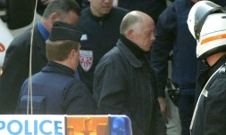 Patrick Henry (c) arrive au tribunal correctionnel de Caen, le 16 avril 2003