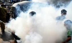 Opération de fumigation pour tuer les moustiques à Bombay, le 11 juin 2020