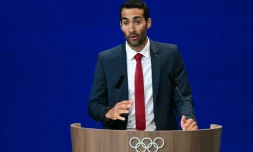 L'ancien champion olympique de biathlon français Martin Fourcade s'exprime lors de la 142e session du Comité international olympique (CIO) le 24 juillet 2024 à Paris
