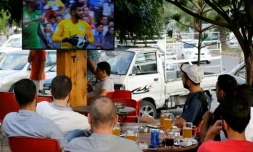Des Syriens suivent la retransmission du match d'ouverture du Mondial-2018 de football entre la Russie et l'Arabie saoudite au café Moscou à Lattaquié,  dans l'ouest de la Syrie, le 14 juin 2018