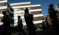 Des policiers devant l'hôtel Thistle Barbican à Londres, qui héberge des demandeurs d'asile, le 8 août 2025, avant des manifestations de l'extrême droite