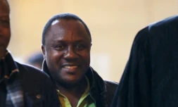 Claude Muhayimana (C), le 11 octobre 2013 à Paris
