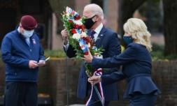 Joe Biden et sa femme Jill déposent une gerbe de fleurs en hommage aux anciens combattants le 11 novembre 2020 à Philadelphie