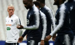 Le sélectionneur des Bleus Didier Deschamps dirige une séance d'entraînement au Stade de France, le 13 octobre 2019   