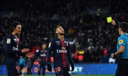 L'attaqunat du PSG nEYMAR (c) reçoit un carton jaune lors du du quart de finale de la Coupe de la Ligue contre Guingamp au Parc des Princes, le 9 janvier 2019
