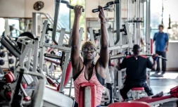 La rameuse paralympique Kenyane Asiya Mohammed à l'entraînement le 26 juillet 2021 à l'hotel Tudor Water Sports de Mombasa au Kenya.