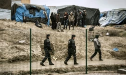 Des CRS en patrouille devant le camp de migrants "la Jungle" le 21 février à Calais