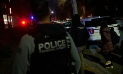 Des membres des forces de l'ordre escortent des étudiants près du bâtiment Barus & Holley de l'université Brown, à Providence (Rhode Island), le 13 décembre 2025