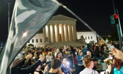 Manifestation spontanée d'opposants et de défenseurs du droit à l'avortement devant la Cour suprême des Etats-Unis, à Washington le 2 mai 2022