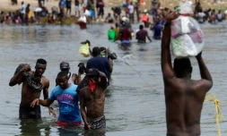 Des migrants haïtiens traversent le Rio Grande pour s'approvisionner au Mexique près de Ciudad Acuna, Etat de Coahuila, le 21 septembre 2021
