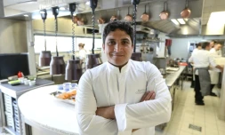 Le chef argentin Mauro Colagreco sert la pĂȘche et les produits du jour au grĂ© des arrivages et de son inventivitĂ© au Mirazur de Menton en France, ici le 13 avril 2019