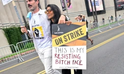 Des manifestants lors d'une marche de solidarité avec les scénaristes et acteurs en grève à Hollywood le 13 septembre 2023