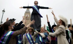 Des féministes habillées en suffragettes manifestent pour les droits de femmes à Londres, le 24 octobre 2012