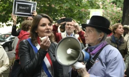 La députée écologiste Eva Sas (g), lors d'une manifestation contre le harcÚlement sexuel, le 11 mai 2016 devant l'Assemblée nationale à Paris