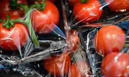 Le plastique à usage unique, que le monde avait commencé à traquer, opère un retour en grâce à la faveur de la crise du coronavirus, au grand dam des défenseurs de l'environnement