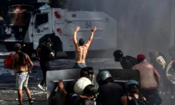 Heurts entre manifestants et police Ă Santiago, le 18 octobre 2020 au Chili